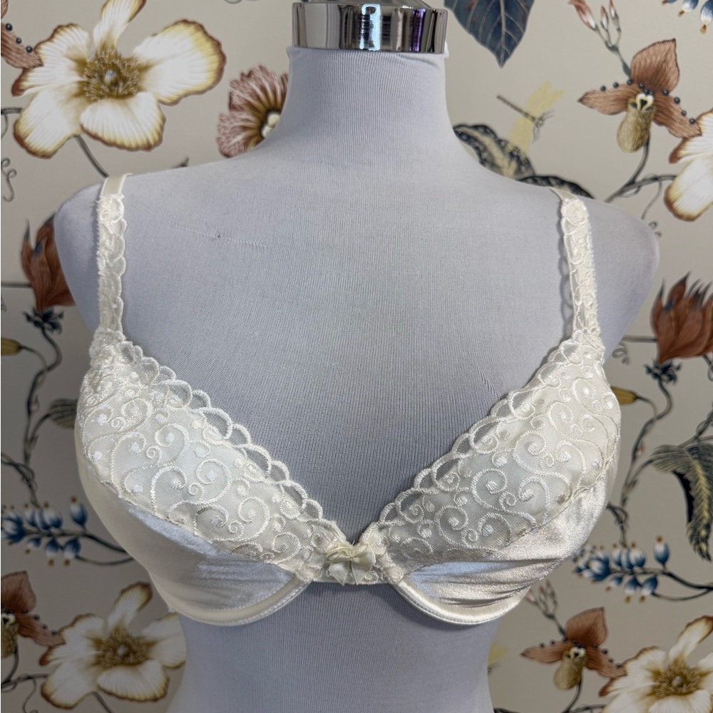 Victoria's Secret Ivory Cream Satin Lace Bra Vintage Bra